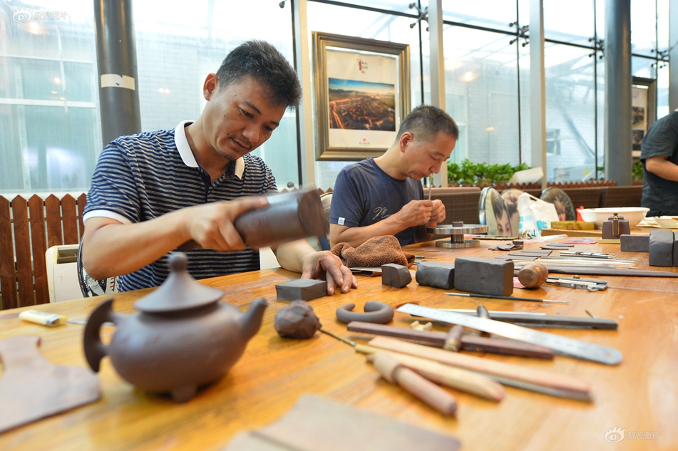 習(xí)近平同巴西聯(lián)邦共和國總統(tǒng)舉行會(huì)談 兩國元首一致同意推動(dòng)中巴全面戰(zhàn)略伙伴關(guān)系取得新的更大發(fā)展