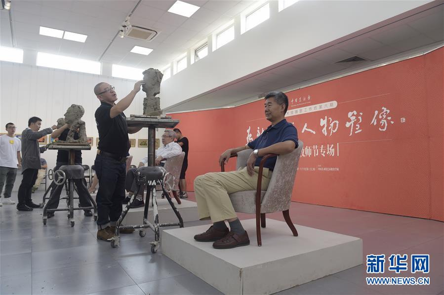 河北“袁府”是養(yǎng)老院？白巖松：要真是，就感動(dòng)中國(guó)了