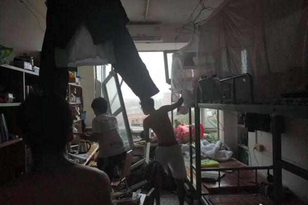 四川廣元跆拳道老師抱摔學(xué)生 校方:老師已停職絕不姑息