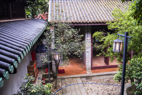 河北“袁府”是養(yǎng)老院？白巖松：要真是，就感動中國了