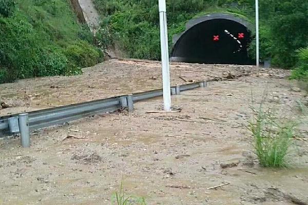 響水爆炸化工廠距民居500米能過環(huán)評 村民渴望搬遷