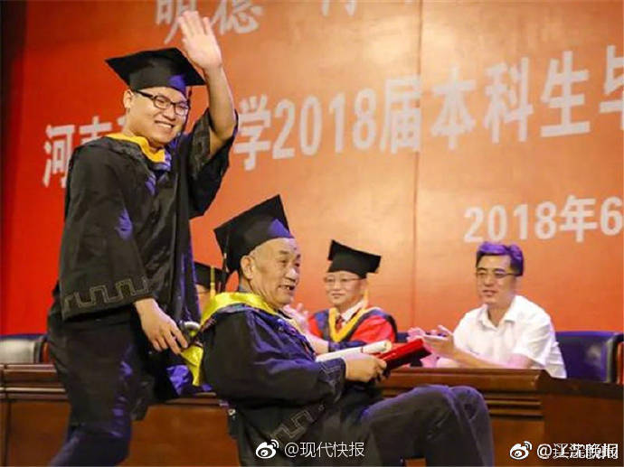 李克強(qiáng)會見巴西聯(lián)邦共和國總統(tǒng)
